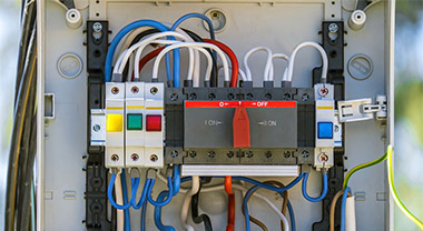 What should be paid attention to when operating and maintaining low-voltage circuit breakers?