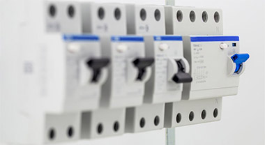 How to install a household circuit breaker?