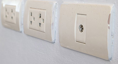 What are the reasons for the circuit breaker at home to trip?