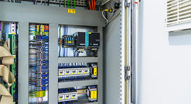 What are the basic requirements for the circuit breaker operating mechanism?