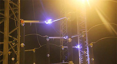Why does an arc appear when the circuit breaker opens and closes?