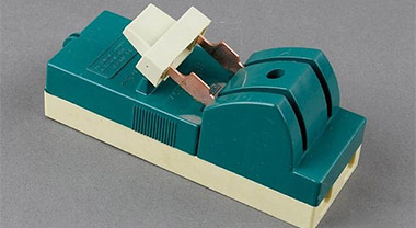 The difference between air switch and knife switch