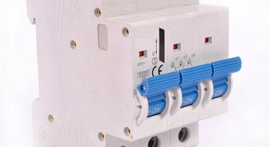 How does the withdrawable molded case circuit breaker work?