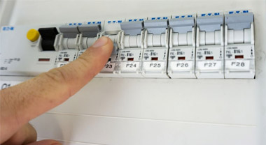 How to wire the neutral and live wires of the circuit breaker?